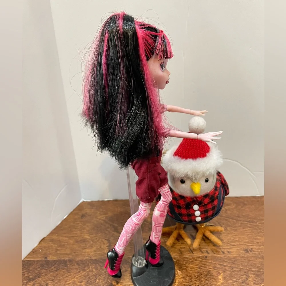 Monster High Draculaura Forbitten Love Doll In The Newspaper Club Outfit - Picture 7 of 16